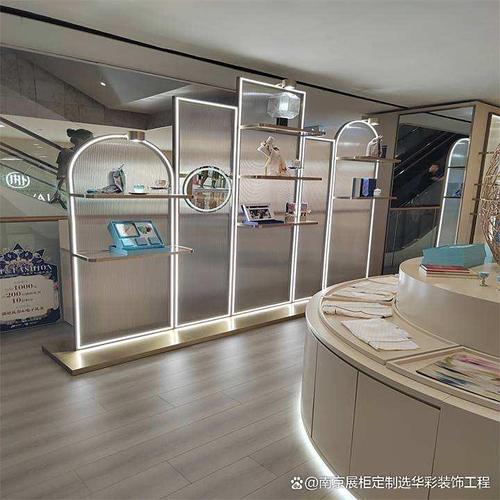 根据客户的需求,提供个性化的设计方案,确保展柜既符合企业形象,又能